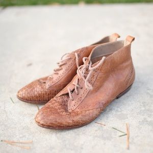 Womens tan leather woven Oxford boots size 7
